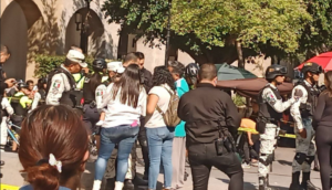 Accidente provoca riña en Plaza Tapatía - ZMG Noticias