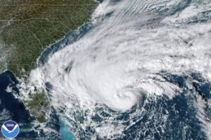 Tormenta «Nicole» se dirige a Florida luego de tocar tierra en Bahamas