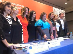 Entre abucheos y aplausos, mujeres de la política mexicana hablaron de la defensa de las instituciones