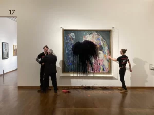 Activistas arrojan petróleo a cuadro del Museo Leopold en Viena (video)