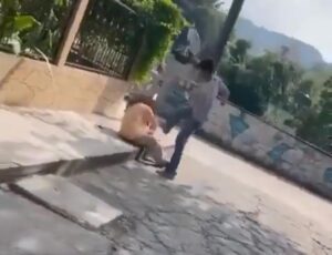 Adolescente golpea cruelmente a anciano en situación de calle por reto viral (video)
