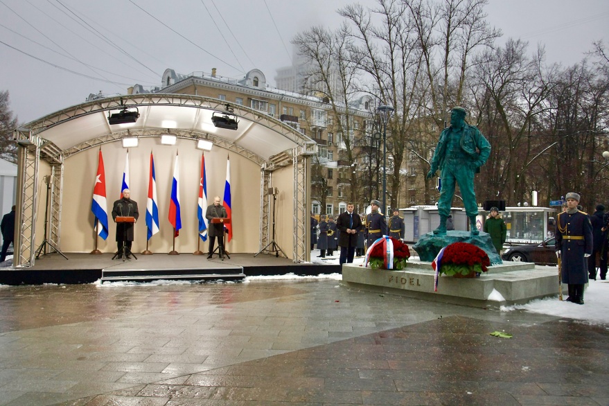 Díaz Canelo y Putin develan estatua de Fidel Castro en Rusia - ZMG Noticias