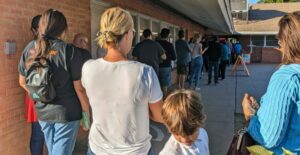 Por fallas en máquinas para votar en Arizona, presumen conspiración de fraude electoral