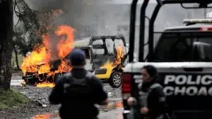 Quema de vehículos por estudiantes normalistas en Michoacán (videos)