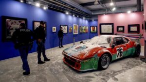Activistas medioambientales cubren con 8 kilos de harina obra de arte de Andy Warhol (video)