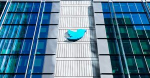 Twitter cierra temporalmente antes de iniciar despidos masivo