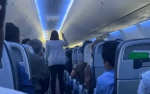 Mujer increpa al presidente en vuelo comercial (video)