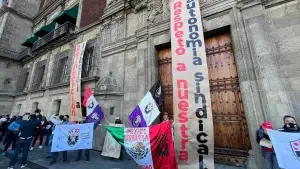 Integrantes del SME se manifiestan y derriban vallas de seguridad de Palacio Nacional (video)
