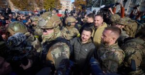 “Es el principio del fin de la guerra”, dice Zelenski e iza bandera de Ucrania en Jersón (video)