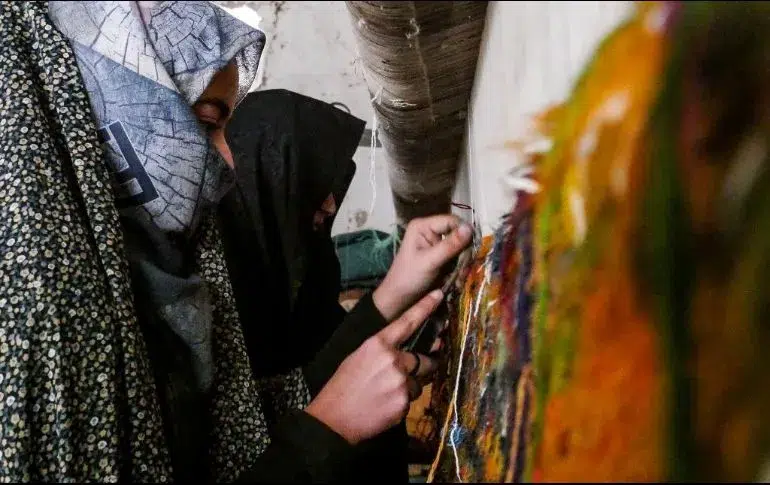 Talibanes prohíben a mujeres acceder a la universidad en Afganistán