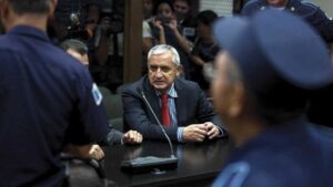 Por corrupción dan 16 años de cárcel a expresidente de Guatemala