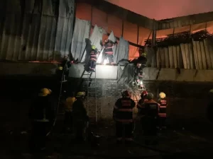 Bomberos sofocan incendio en bodega de madera en Zapopan