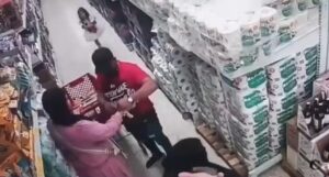 ¡Cuidado! Así asaltan en interior de tienda departamental (video)