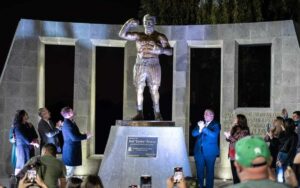 Estatua de “Canelo” Álvarez es develada en Juanacatlán