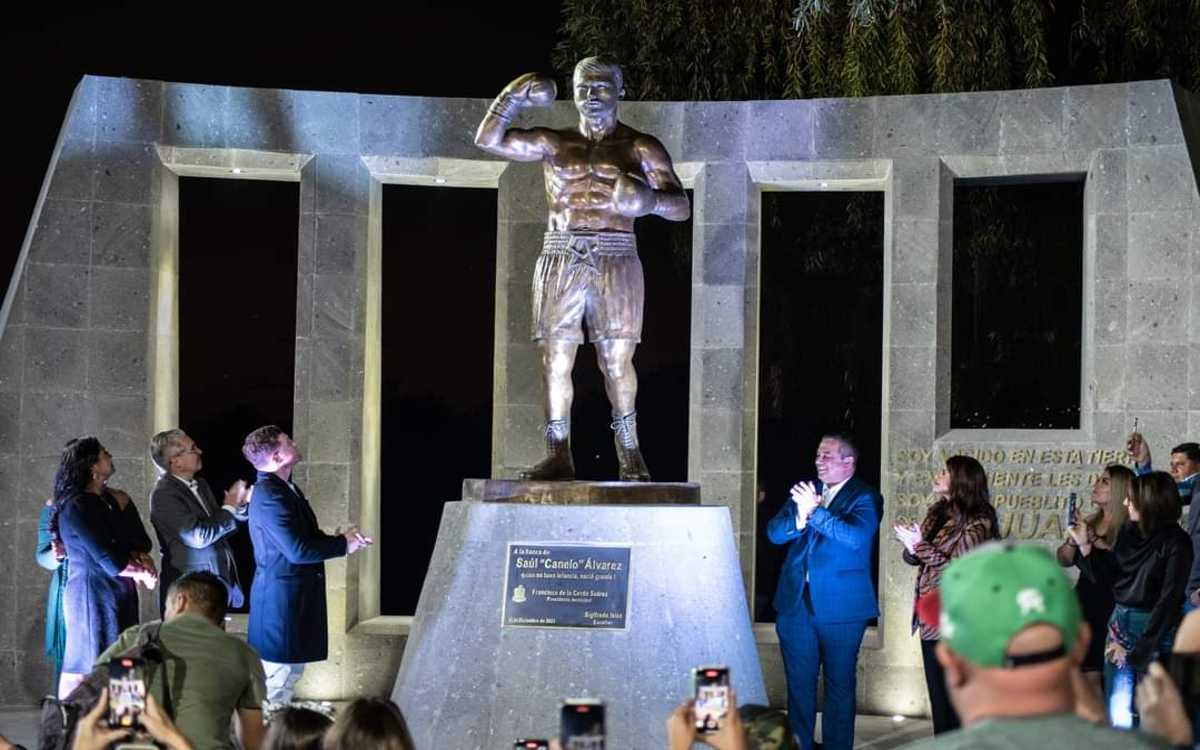 Develan estatua de 'El Canelo' Álvarez en Juanacatlán