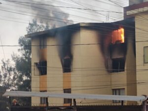 Protección Civil y Bomberos controlan incendio de departamentos en Tonalá