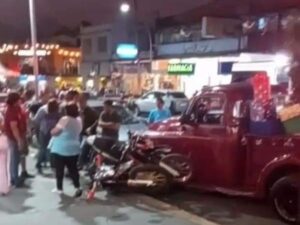 Camioneta arrolla a asistentes de desfile navideño en Veracruz - ZMG Noticias