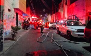Un fallecido en incendio de vecindad en San Juan de Dios