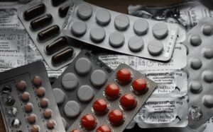 Levantan alerta sanitaria de medicinas causantes de meningitis aséptica en Durango; Cofepris