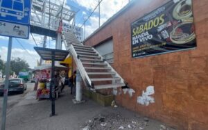 Peatones y comerciantes preocupados por retiro de puente peatonal en Av. Río Nilo