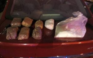 Aseguran auto abandonado con 5 kilos de droga