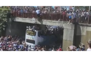 Interrumpen celebración Argentina por incidentes con aficionados