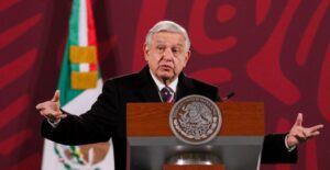 Para “dejarle al próximo gobierno holgura”, se reestructuró la deuda externa: AMLO