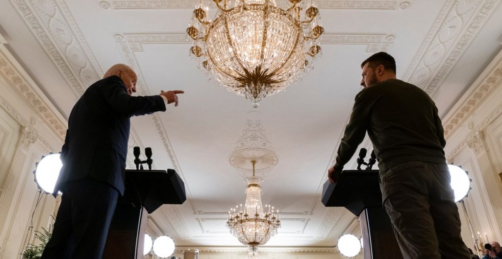 “Estados Unidos lucha indirectamente contra Rusia”, afirma el Kremlin tras la visita de Zelenski a Biden en la Casa Blanca