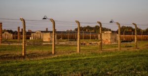 Condenan a mujer de 97 años por complicidad en asesinatos en campo de concentración nazi