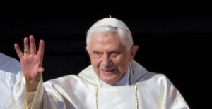 Papa emérito Benedicto XVI está grave, pero lúcido