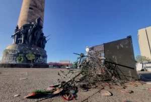 Vandalizan árbol de navideño en Glorieta de las y los Desaparecidos