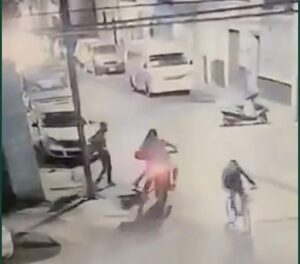 Así asaltaron a una joven en Oblatos (video)