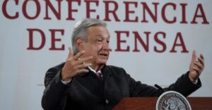 Dice AMLO que tesis de Esquivel “Es una copia, de eso no hay duda”