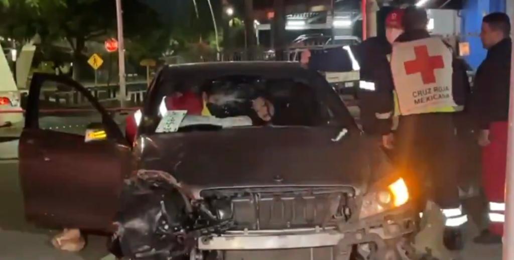 Mujer aparatemente alholizada choca contra carro de plataforma