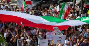 Por protestar contra la policía, Irán ahorca en público a un prisionero