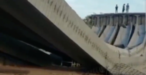Por falla estructural y no hacerse bien se desplomó puente en Sinaloa; AMLO