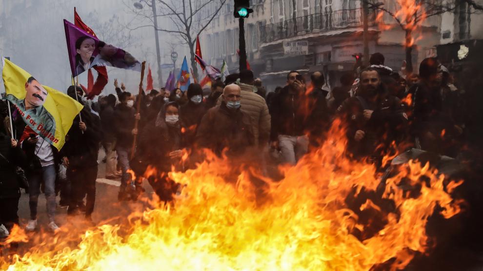 Disturbios en París tras una manifestación en rechazo por el tiroteo racista en el que murieron tres kurdos