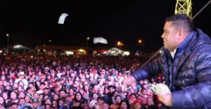 Alcalde morenista regala dinero y festeja por tres días su cumpleaños