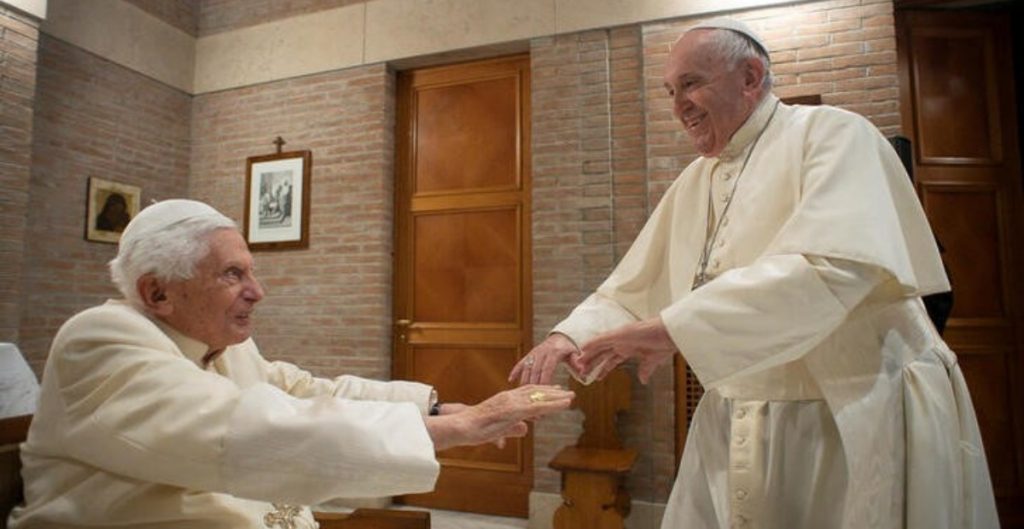 La salud de Benedicto XVI se agravó en las últimas horas, informa el papa Francisco y pide rezar por él