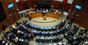 Senadores dan “madruguete” y avalan plan B electoral de AMLO