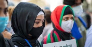 Talibanes disuelven protesta contra prohibición de educación universitaria a mujeres