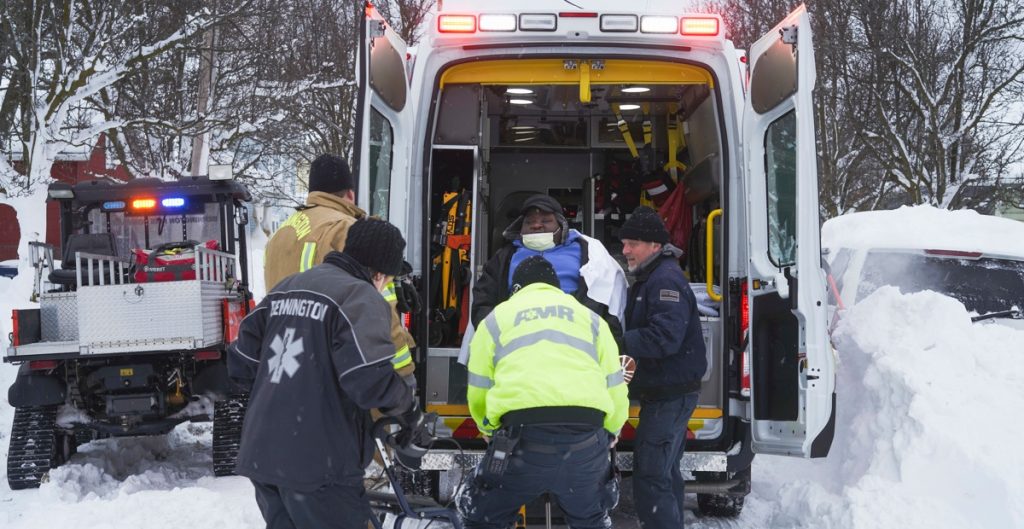 Siguen labores de rescate en Nueva York tras reportes de muertes por congelamiento en autos a causa de “Elliot”