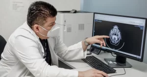 Extirpan exitosamente tumor cerebral del tamaño de una manzana en hospital del IMSS