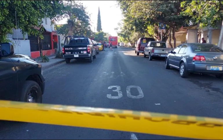 Detienen a hombre que tenía amenazado a taxista en su auto