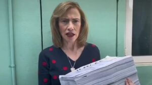 Autora de “El Rey del Cash” denuncia persecución de AMLO y Sheinbaum