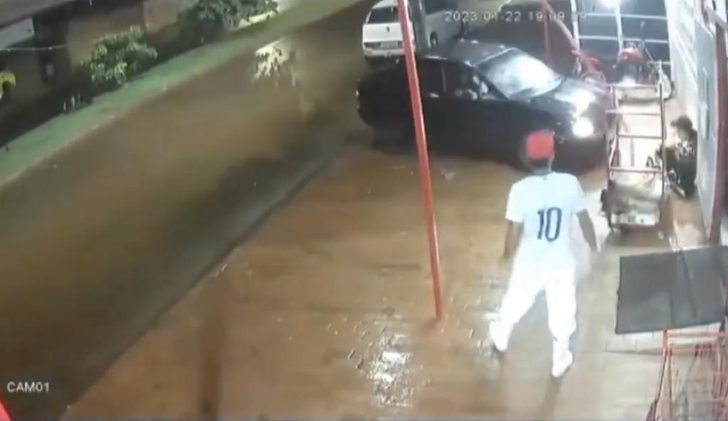 Joven atropella a su padrastro por haber golpeado a su madre