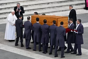 Ante miles de feligreses, el Papa Francisco despide a Benedicto XVI