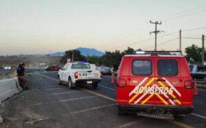 Joven médico muere al chocar su camioneta contra muro de contención en Carretera a Tepic