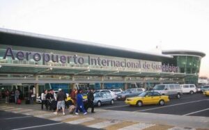 Confunden a sacerdote jesuita con taxista y le cobran derecho de piso ante colegas estadounidenses