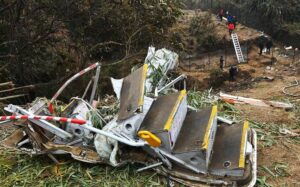 Recuperan 69 cuerpos y cajas negras de avión siniestrado en Nepal